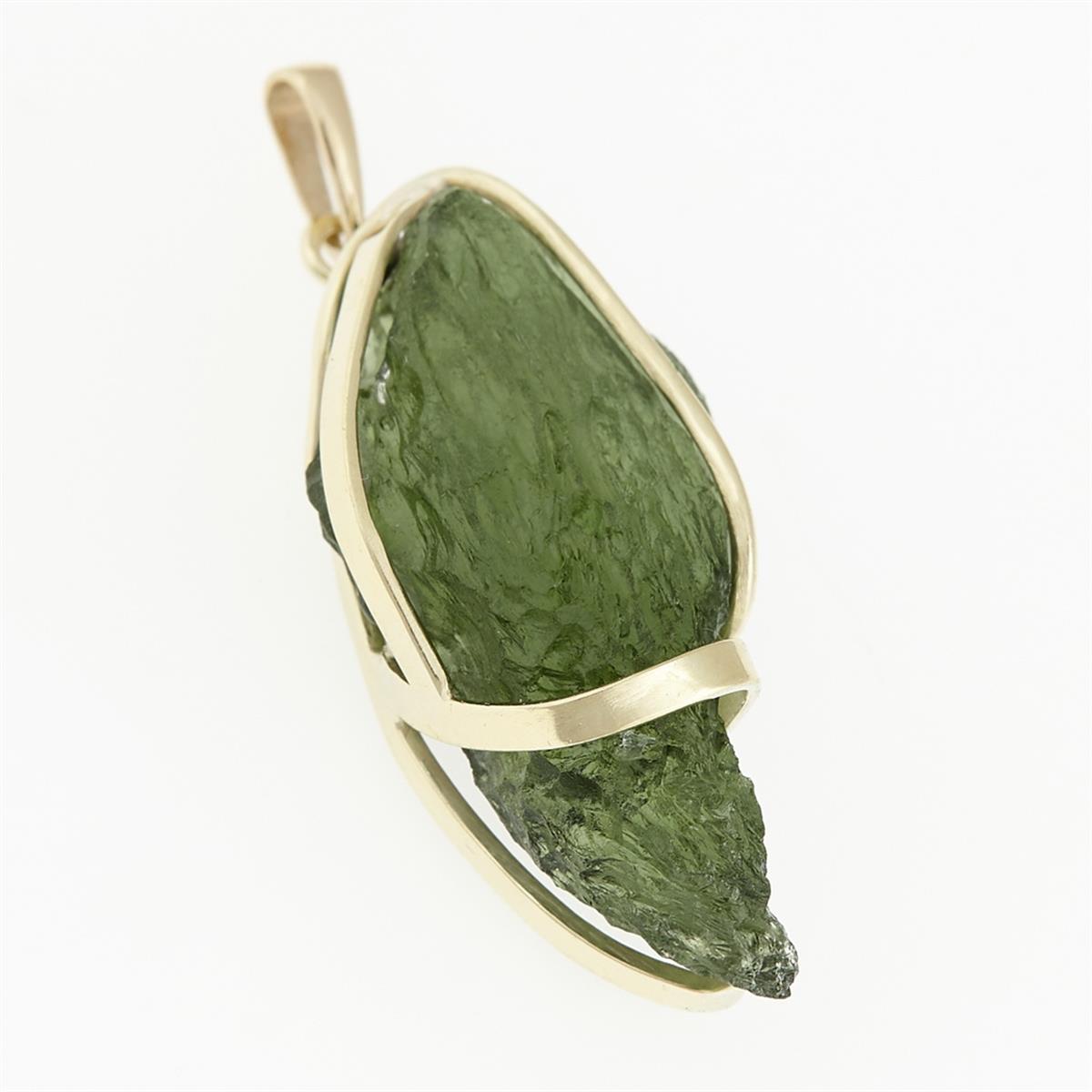 Golden pendant with a moldavite 9483