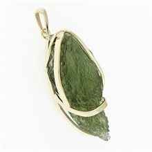 Golden pendant with a moldavite 9483