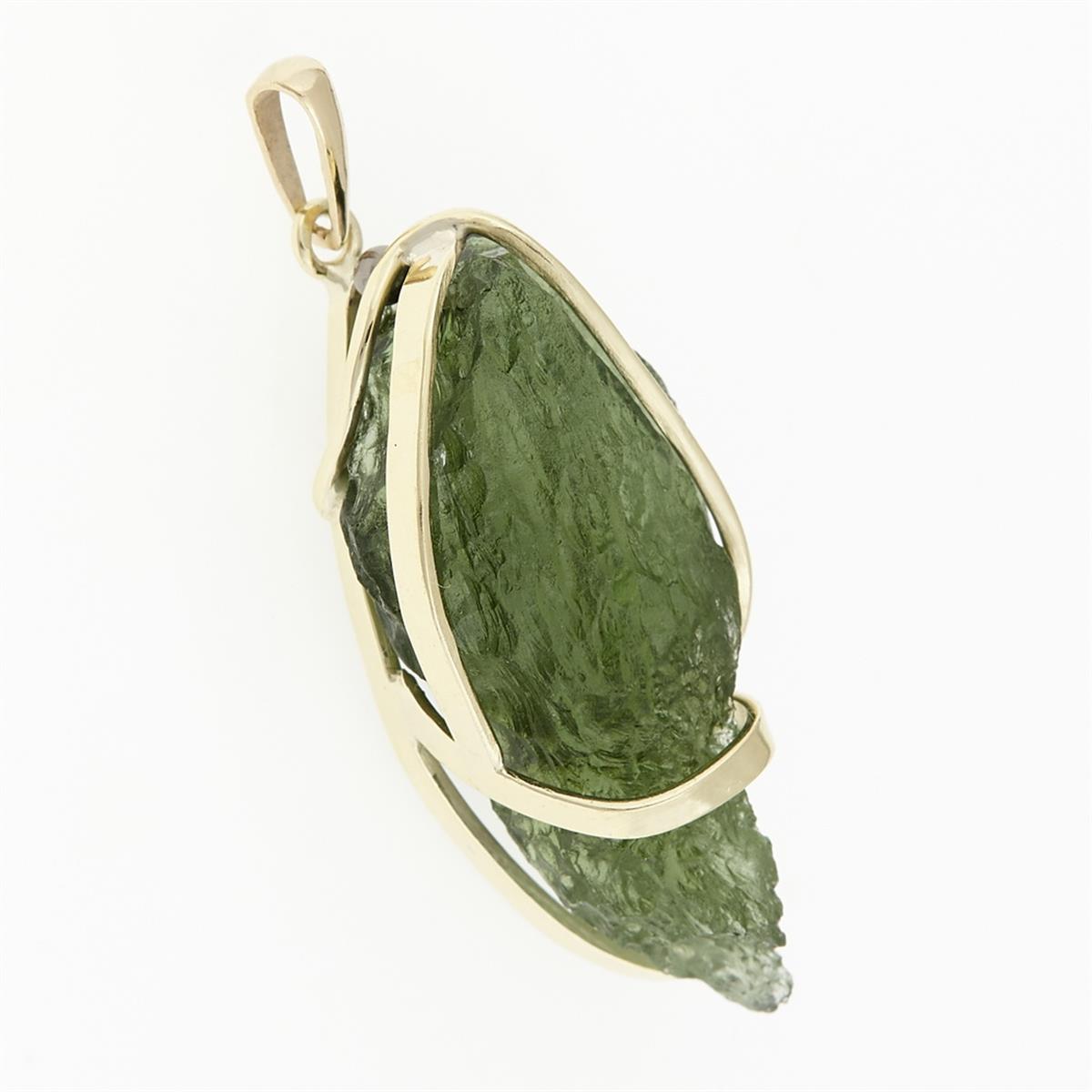 Golden pendant with a moldavite 9483