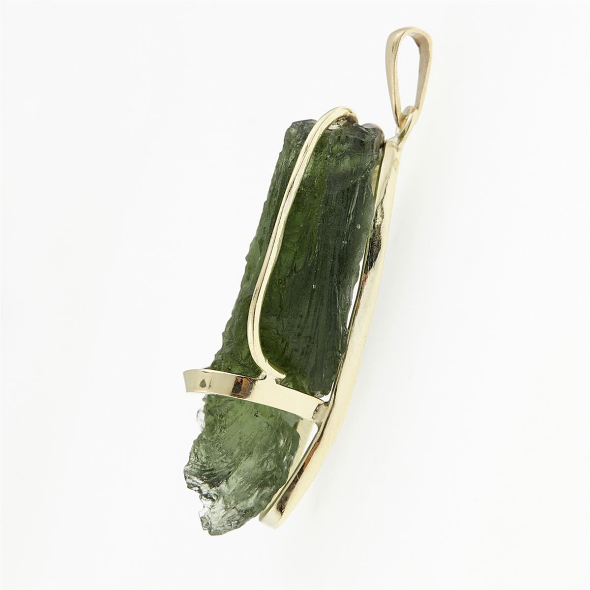 Golden pendant with a moldavite 9483