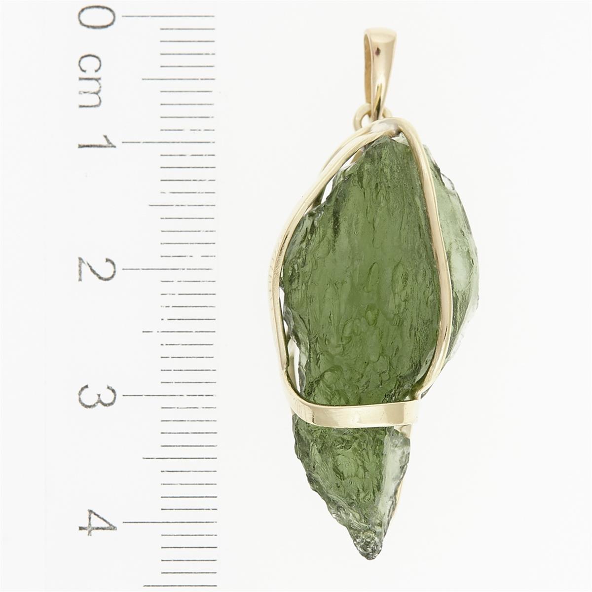 Golden pendant with a moldavite 9483