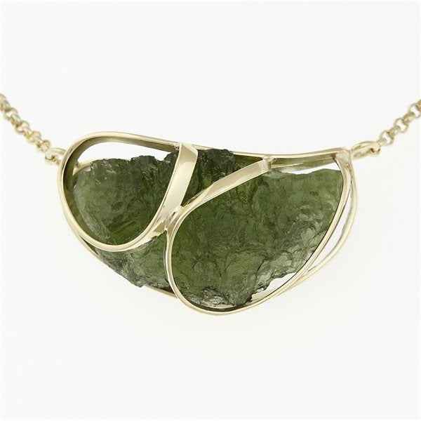 Collana dorata con moldavite 9487