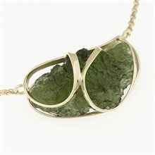 Collana dorata con moldavite 9487