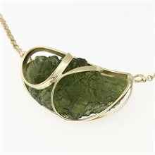 Collana dorata con moldavite 9487