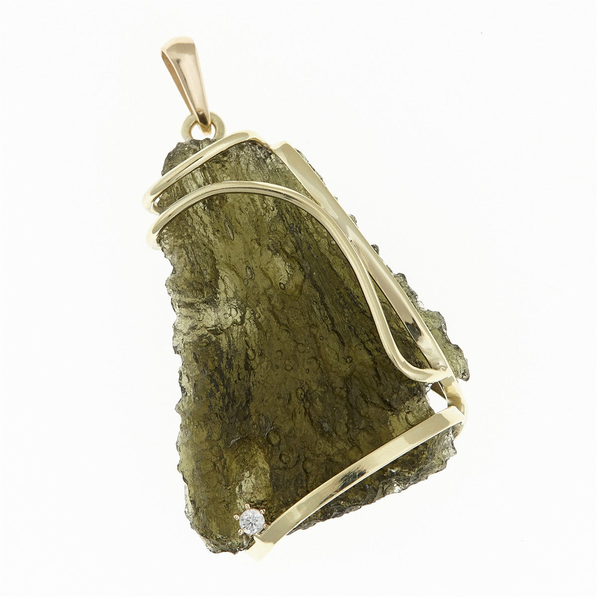 Pendente in oro con moldavite grezza verde oliva di forma triangolare e piccolo zircone alla base