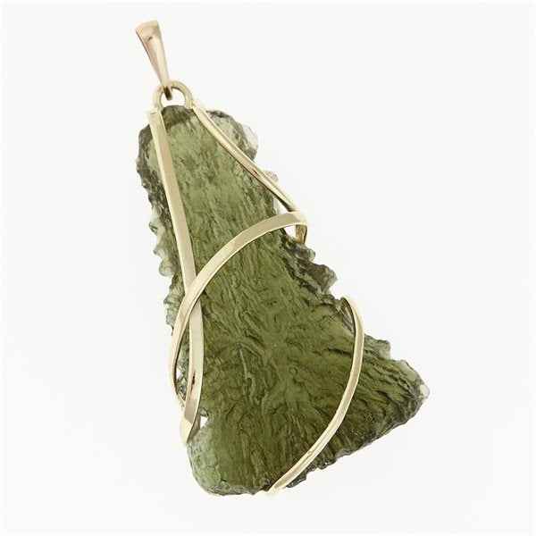 Golden pendant with a moldavite 9490