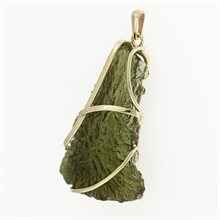 Golden pendant with a moldavite 9490