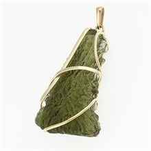 Golden pendant with a moldavite 9490