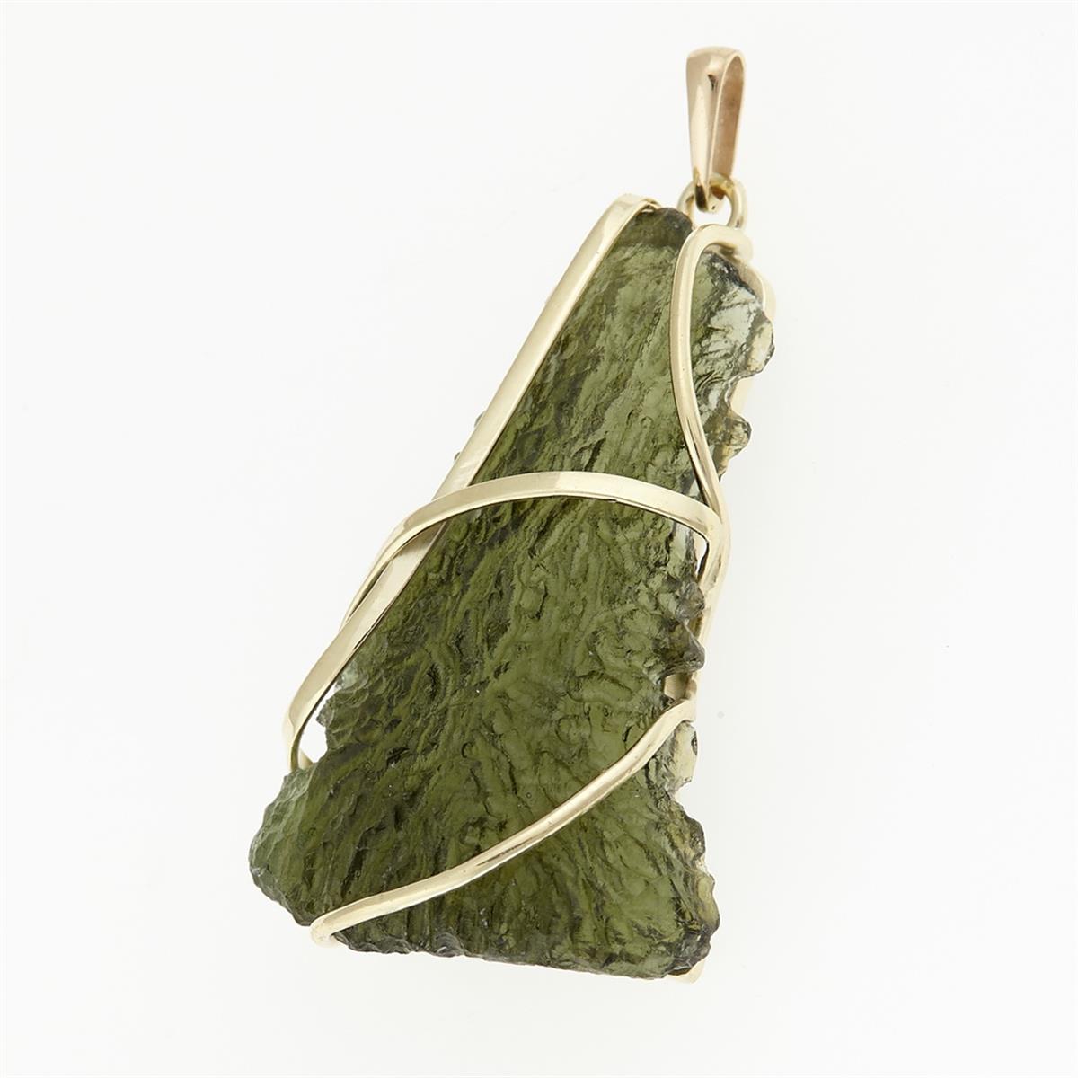 Golden pendant with a moldavite 9490