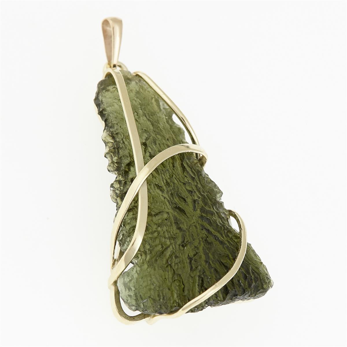 Golden pendant with a moldavite 9490