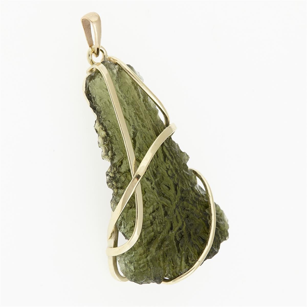 Golden pendant with a moldavite 9490