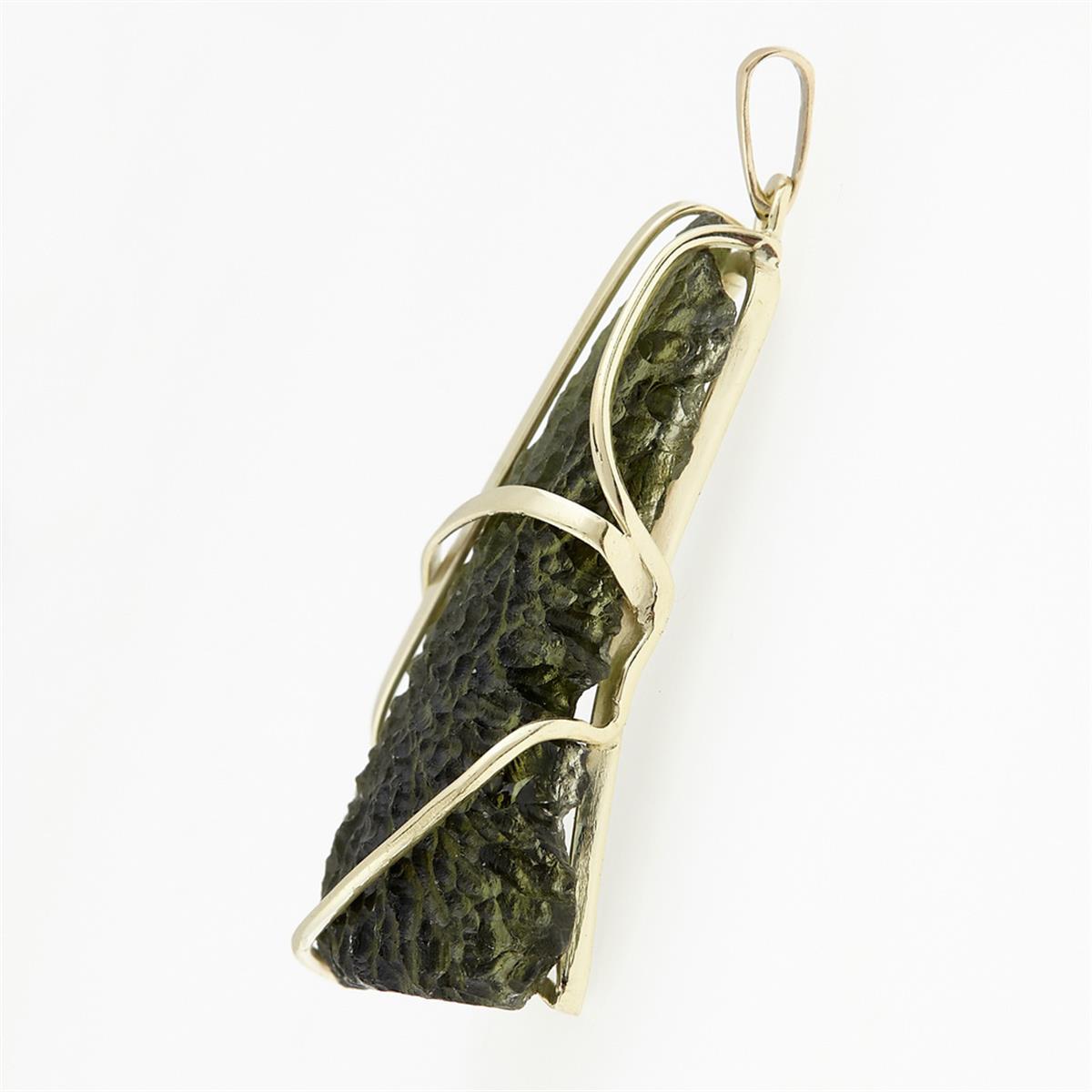 Golden pendant with a moldavite 9490