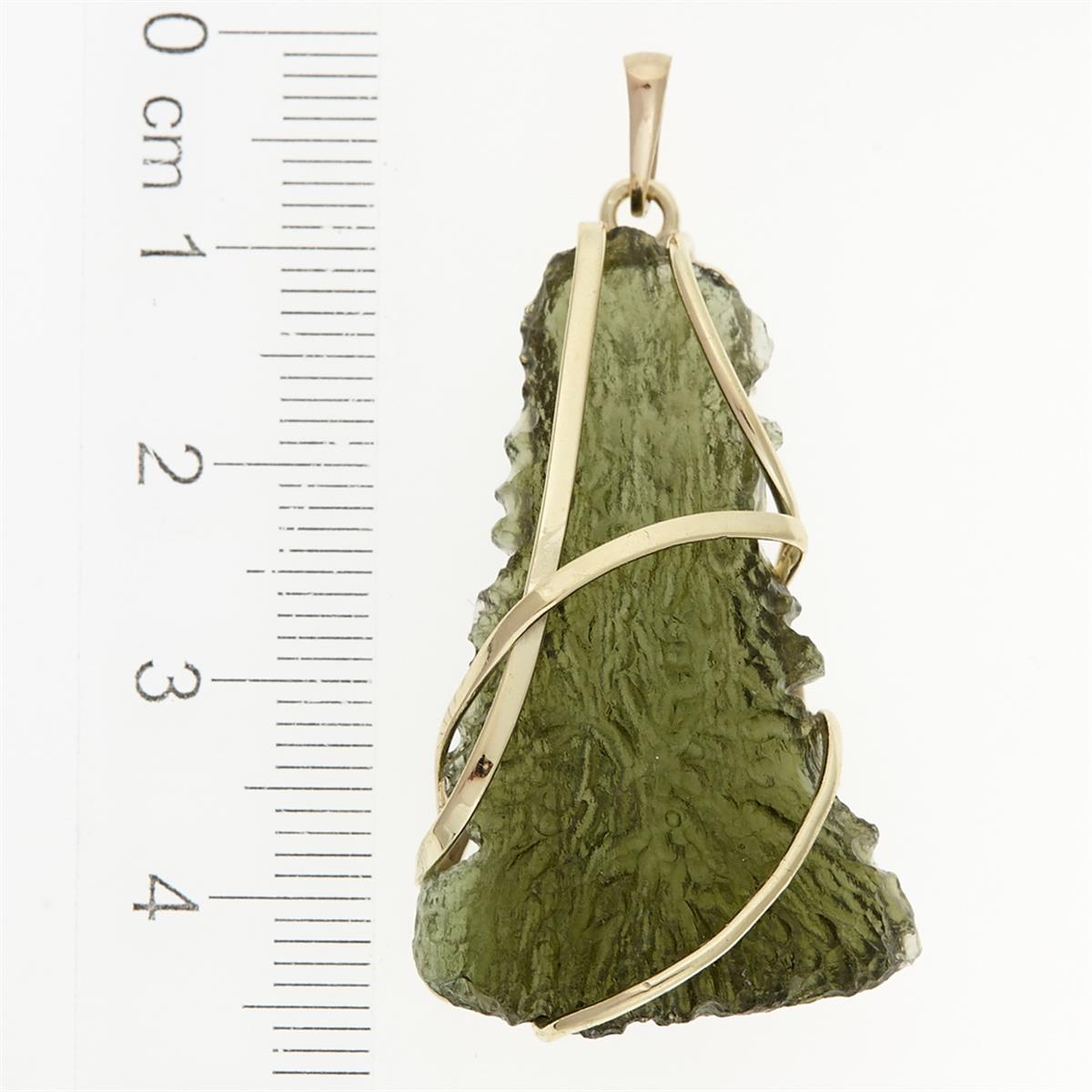 Golden pendant with a moldavite 9490