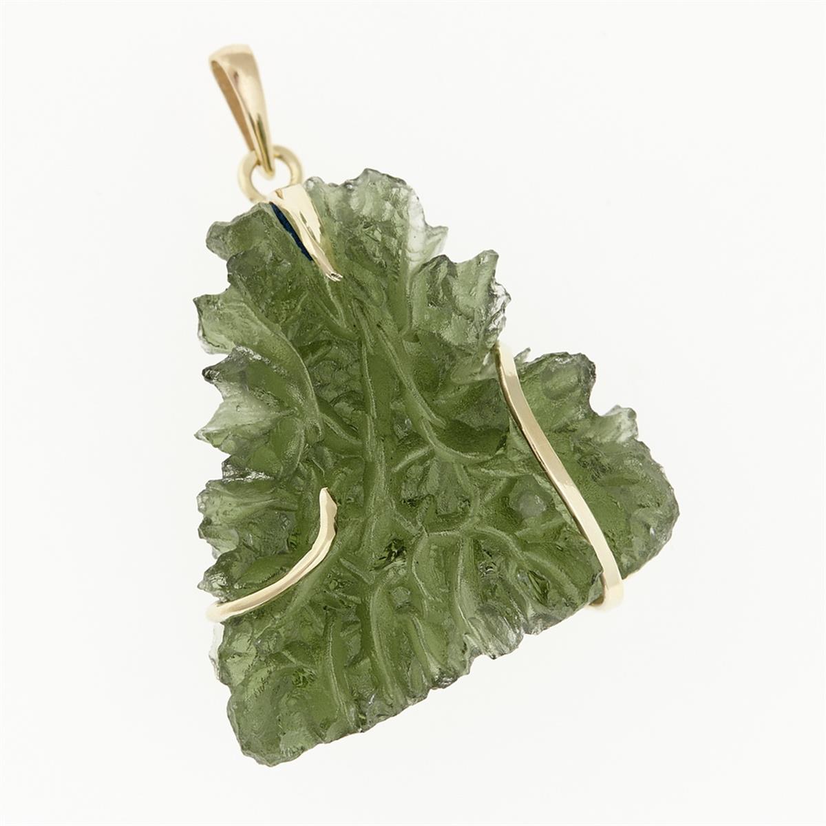 Pendente in moldavite grezza verde oliva di forma triangolare con bordi frastagliati, montata in oro giallo