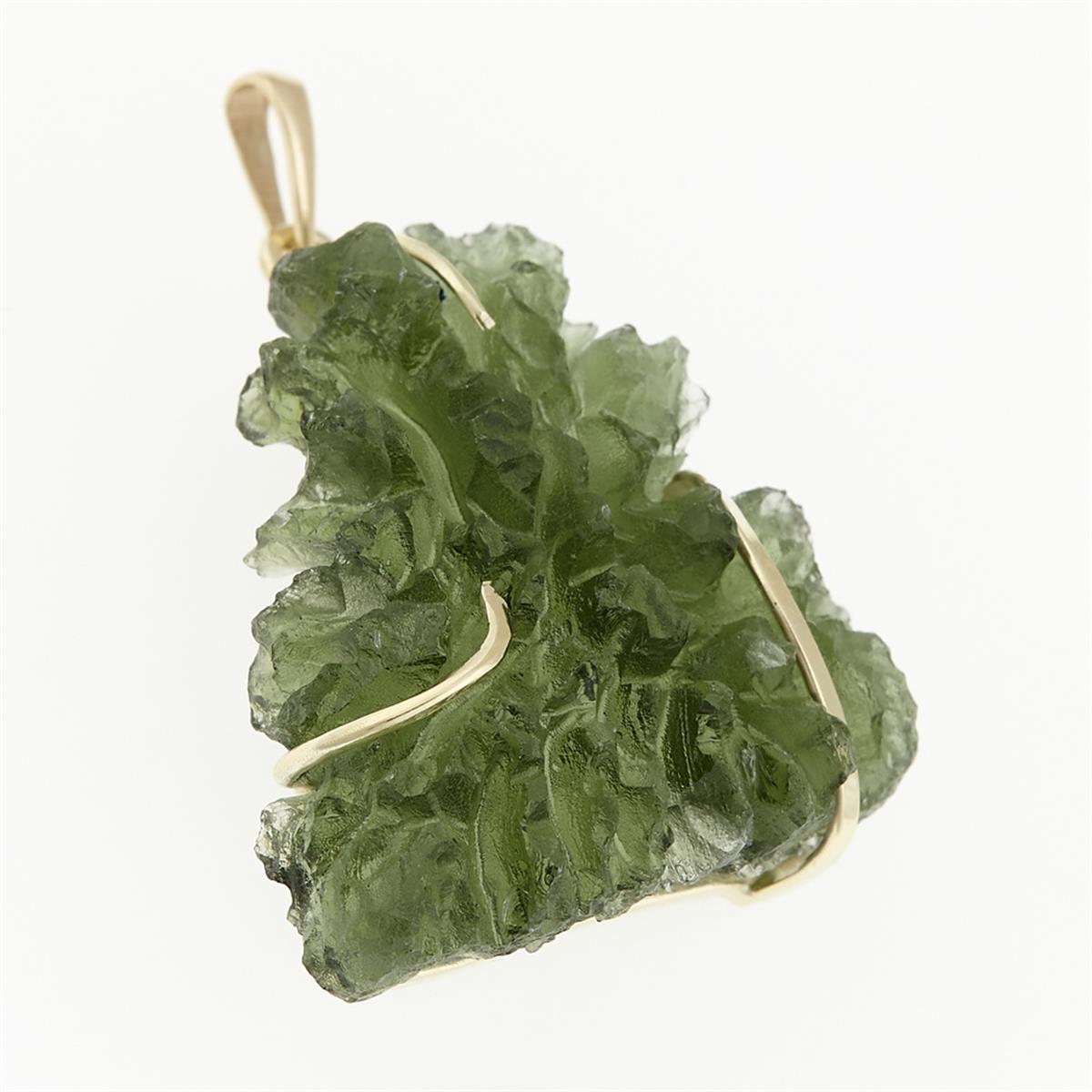 Golden pendant with a moldavite 9496