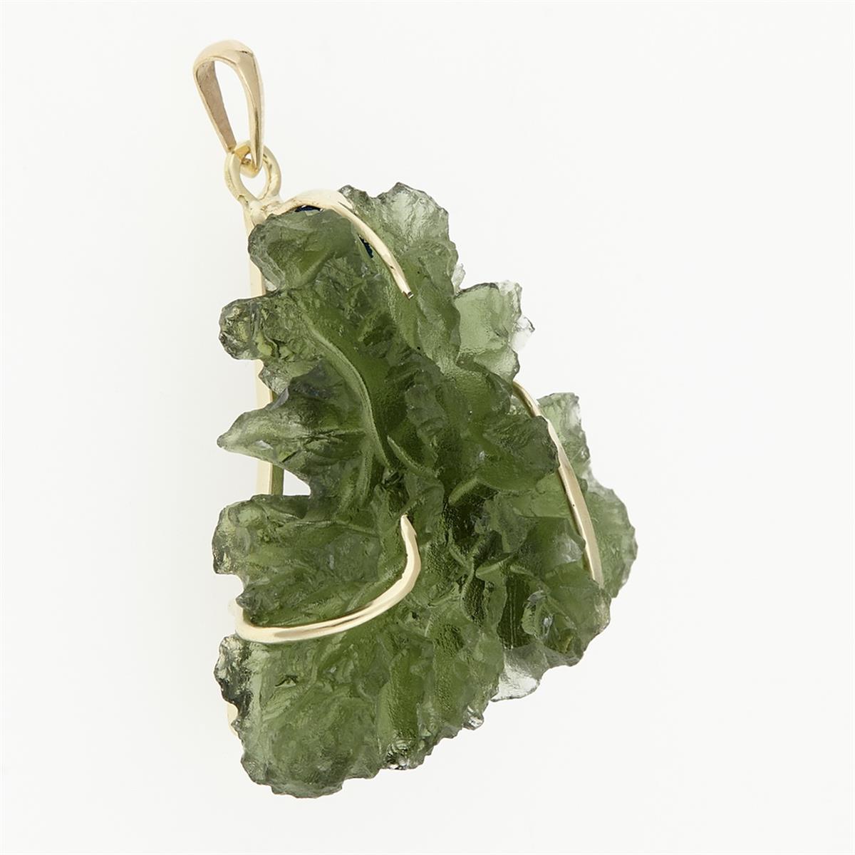 Golden pendant with a moldavite 9496