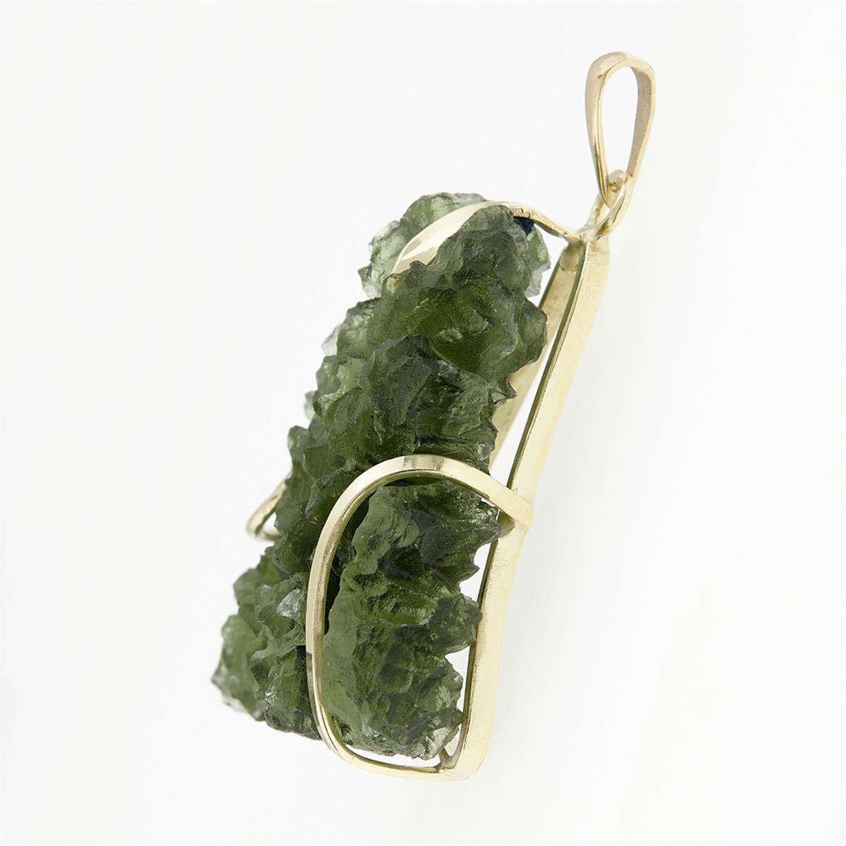 Golden pendant with a moldavite 9496