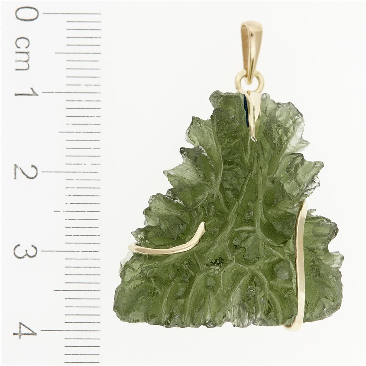 Golden pendant with a moldavite 9496