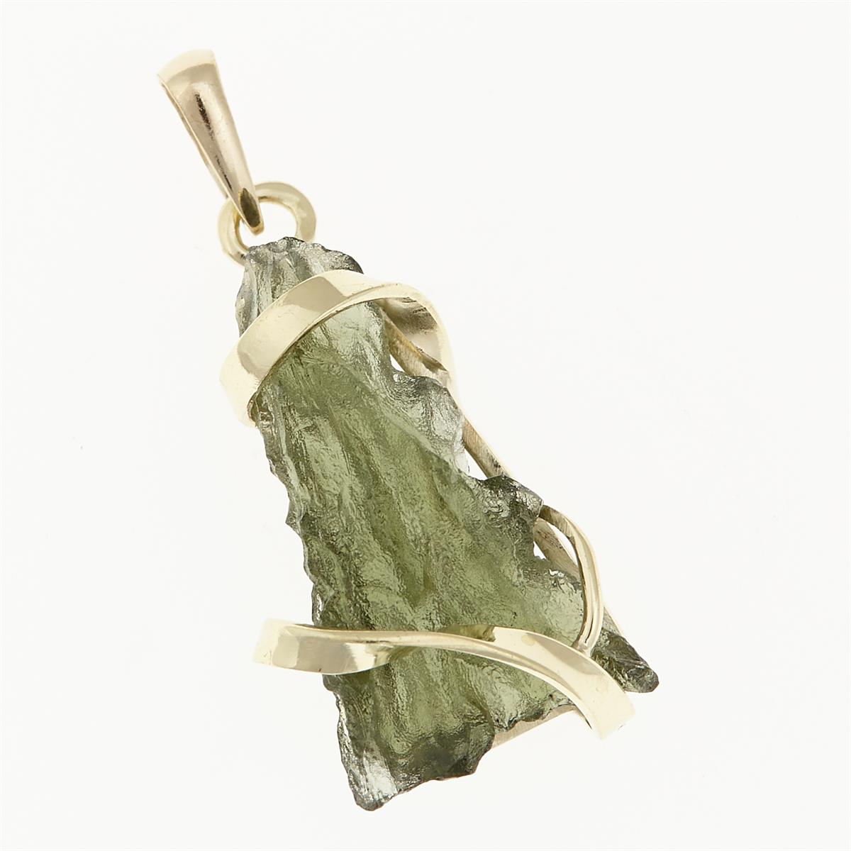 Pendente in moldavite grezza verde oliva con superficie increspata, montatura in oro giallo a fasce
