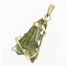 Golden pendant with a moldavite 9498-1