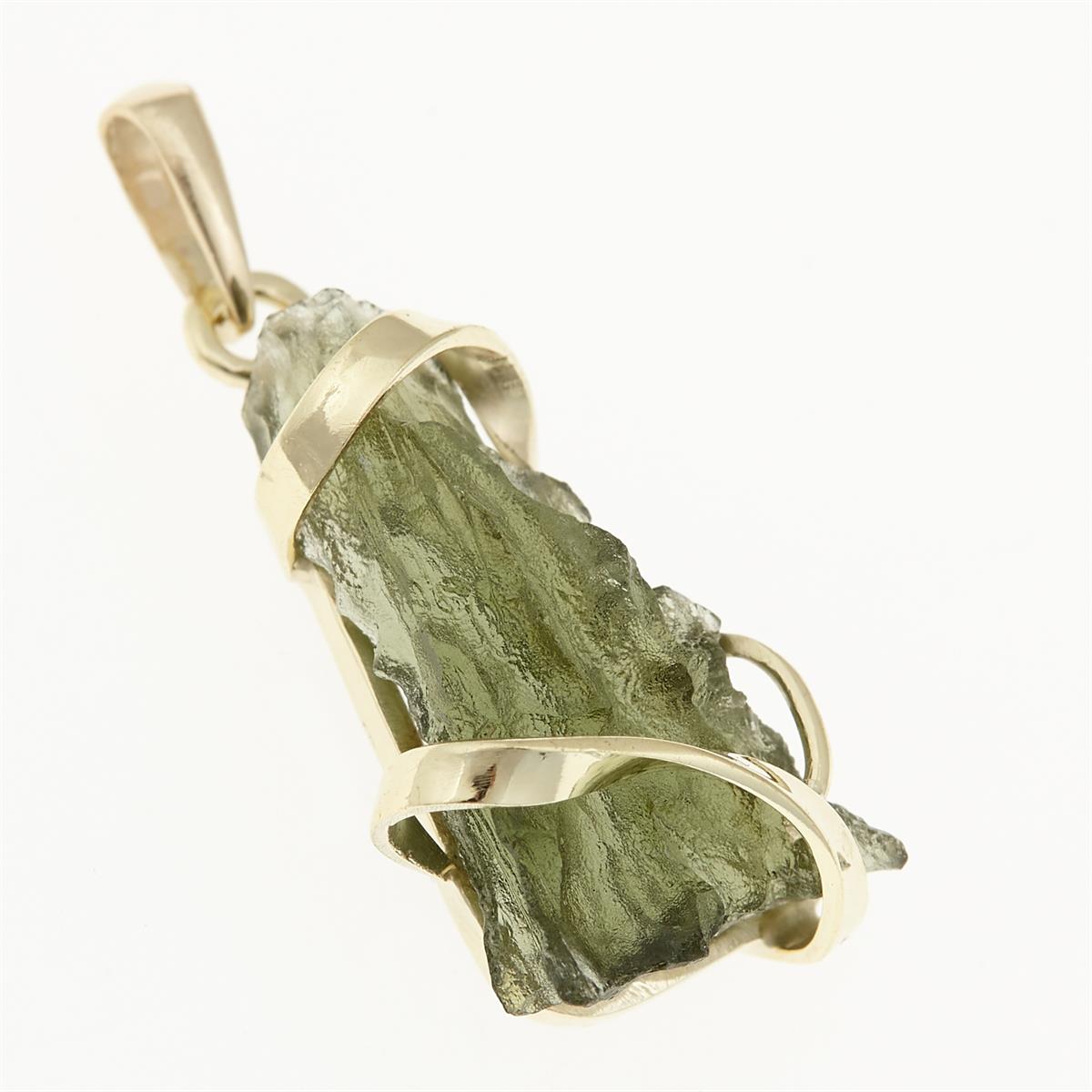 Golden pendant with a moldavite 9498-1