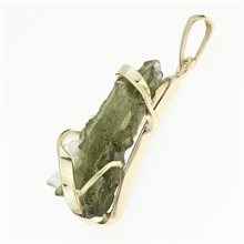 Golden pendant with a moldavite 9498-1