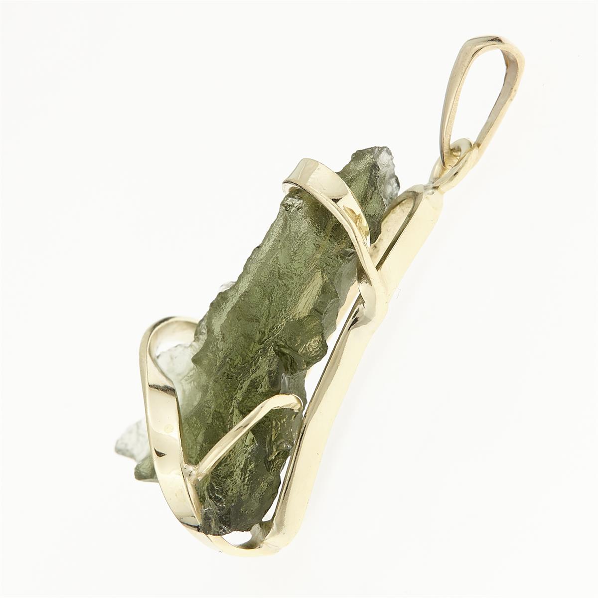 Golden pendant with a moldavite 9498-1