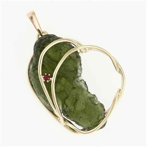 Ciondolo in oro con un moldavite e un granato 9508