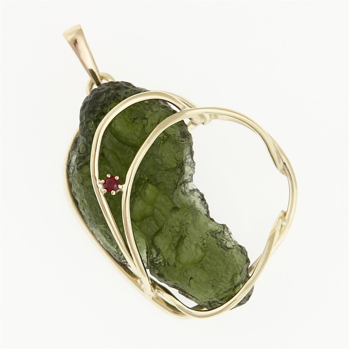 Pendente in oro giallo con moldavite grezza verde a forma di rana e piccolo granato rosso incastonato