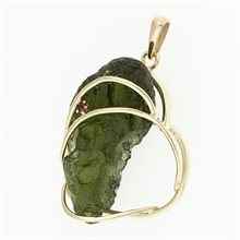 Ciondolo in oro con un moldavite e un granato 9508