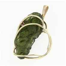 Ciondolo in oro con un moldavite e un granato 9508