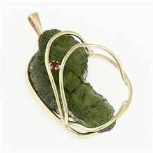 Ciondolo in oro con un moldavite e un granato 9508