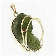 Ciondolo in oro con un moldavite e un granato 9508