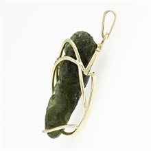 Ciondolo in oro con un moldavite e un granato 9508