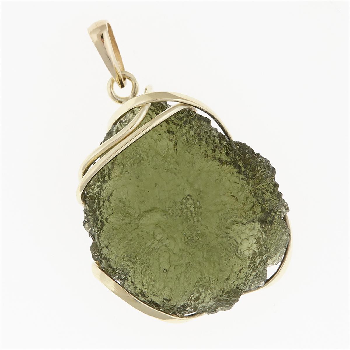 Pendente in moldavite grezza verde oliva con superficie corrosa, montatura in oro giallo a fasce curve