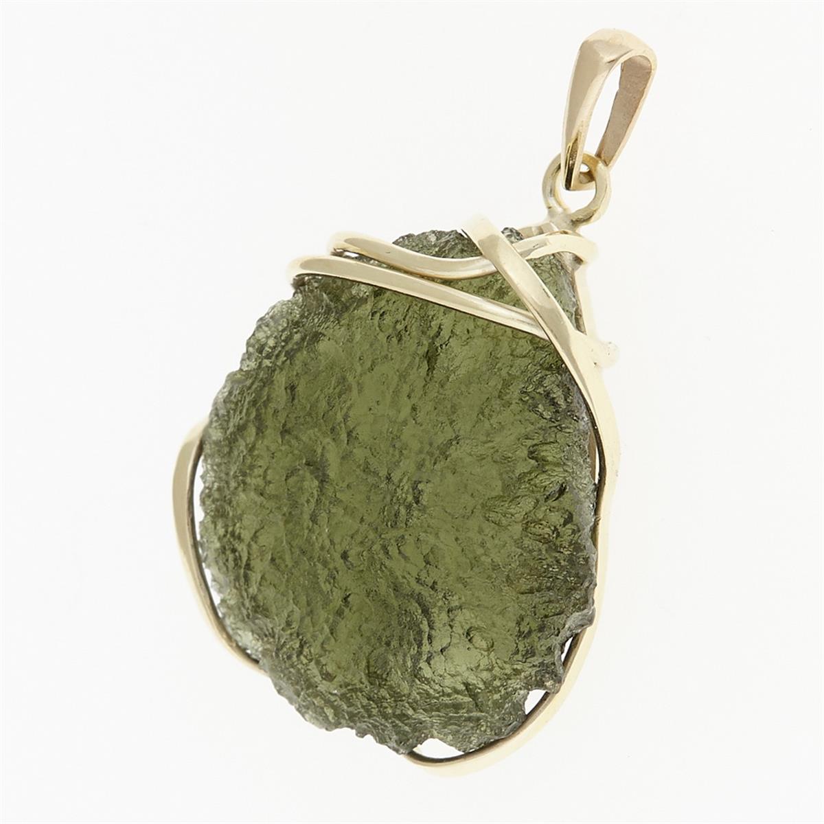 Golden pendant with a moldavite 9510