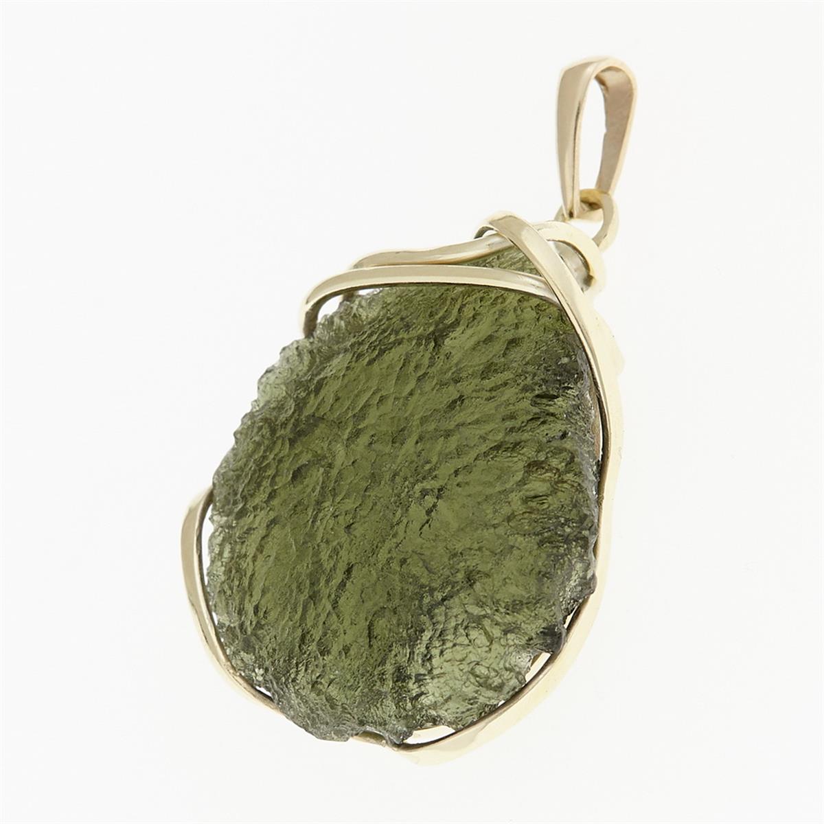 Golden pendant with a moldavite 9510