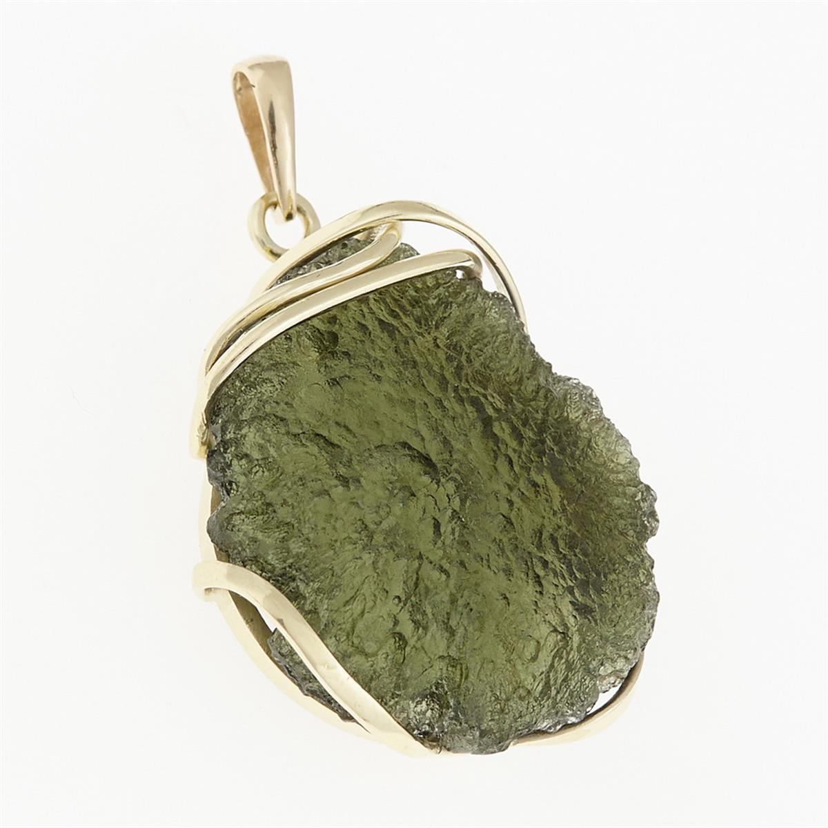 Golden pendant with a moldavite 9510