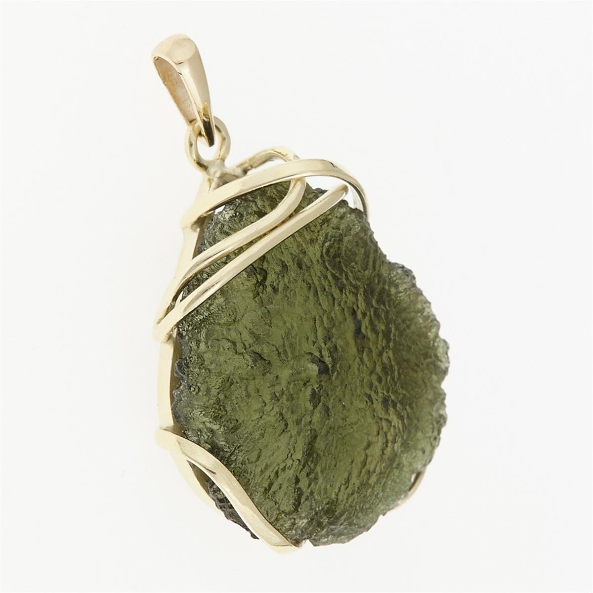 Golden pendant with a moldavite 9510