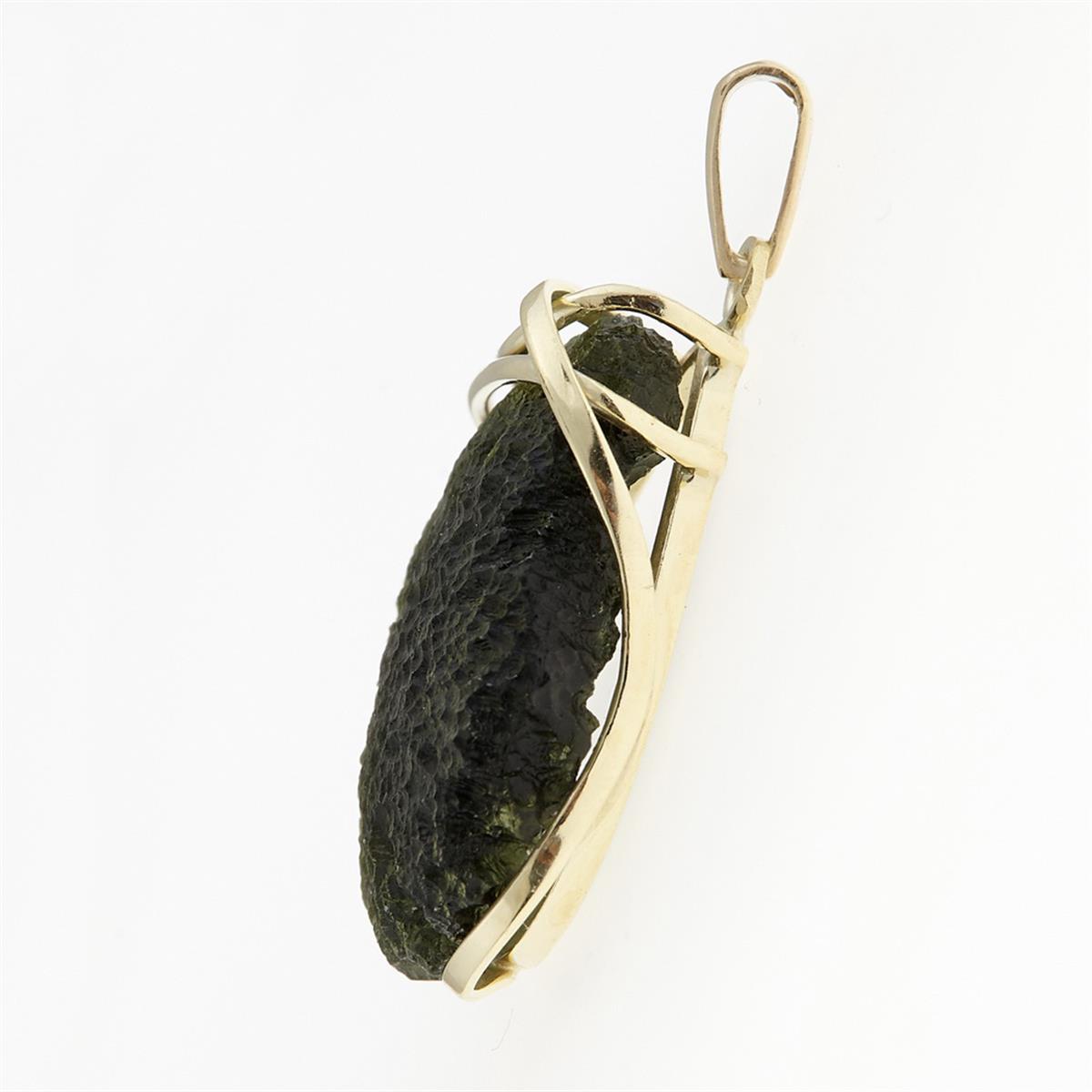 Golden pendant with a moldavite 9510