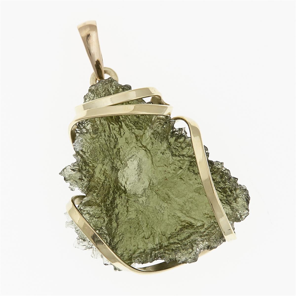 Pendente con moldavite grezza verde oliva dai bordi frastagliati, montata in fasce di oro giallo