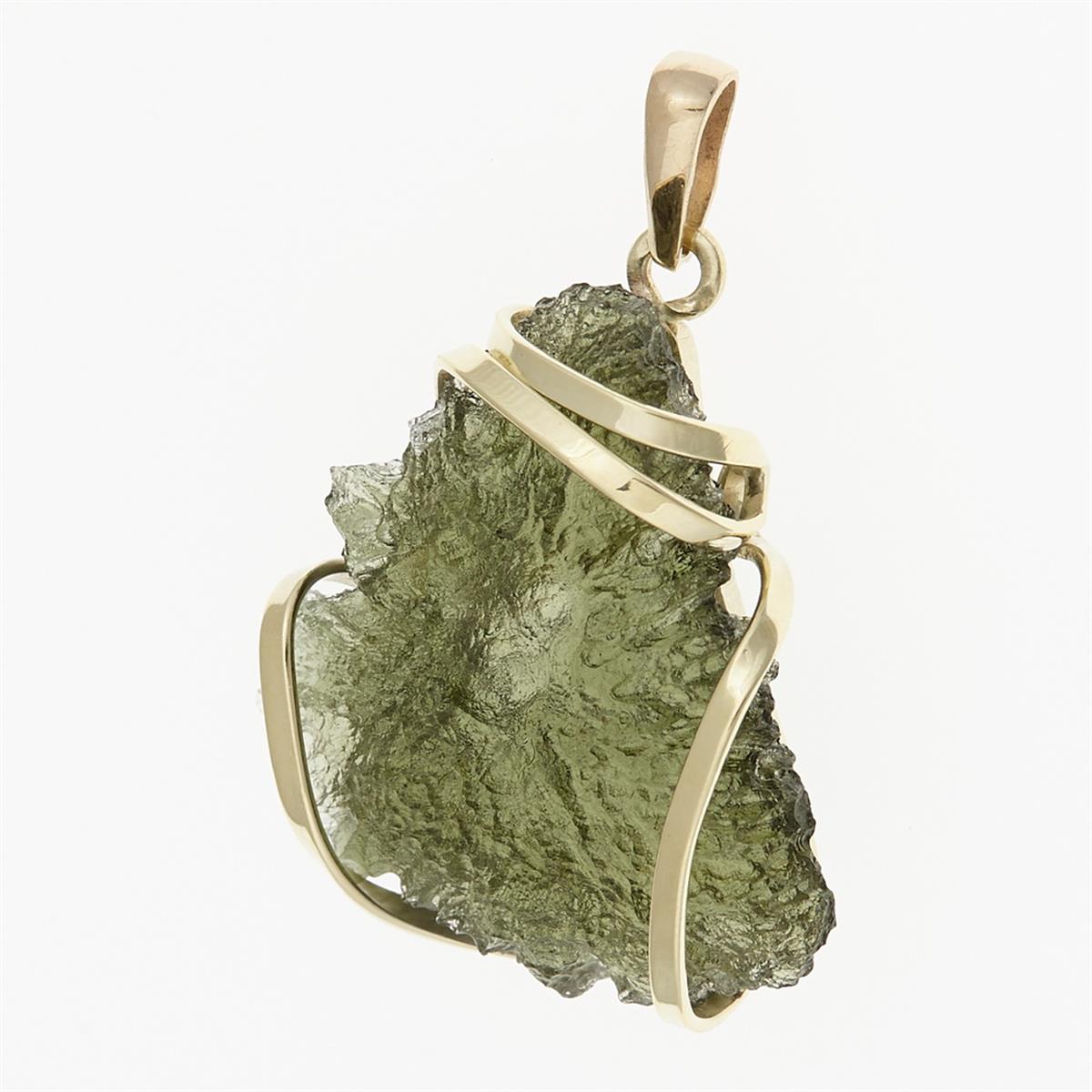 Golden pendant with a moldavite 9512