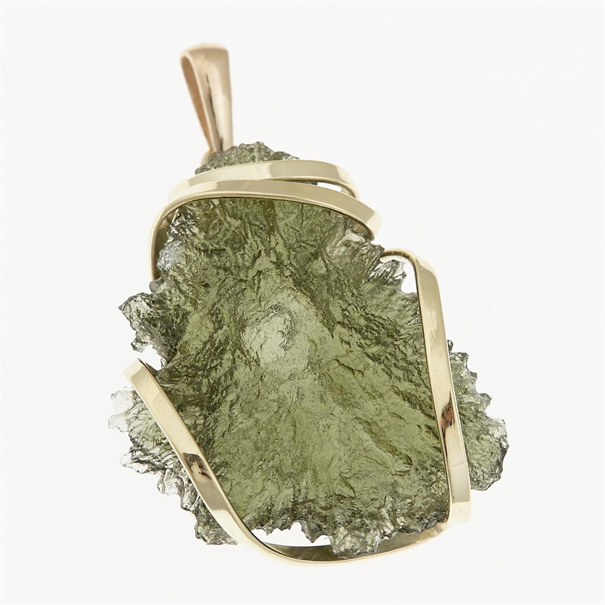Golden pendant with a moldavite 9512