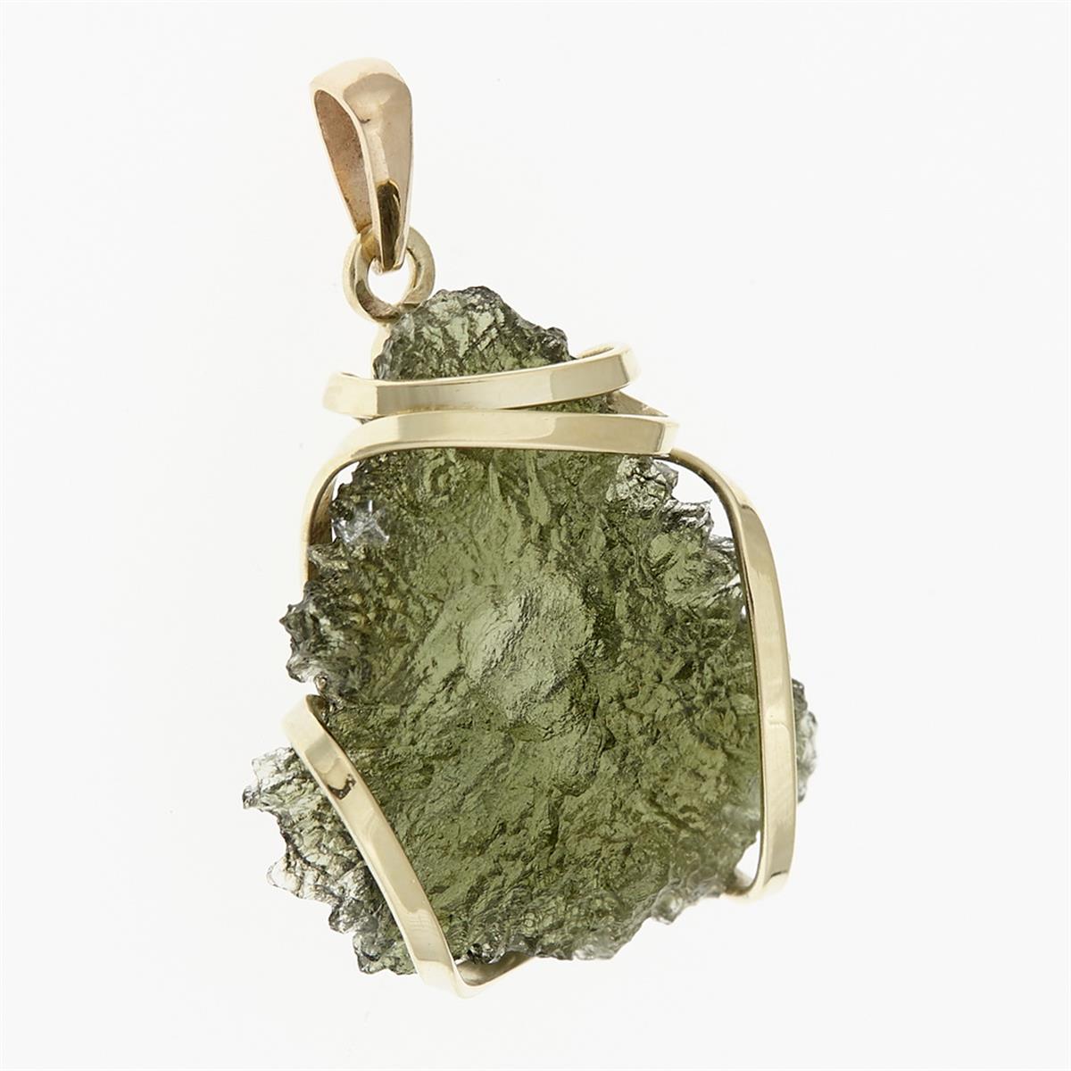 Golden pendant with a moldavite 9512