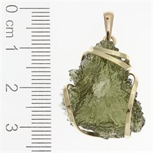 Golden pendant with a moldavite 9512