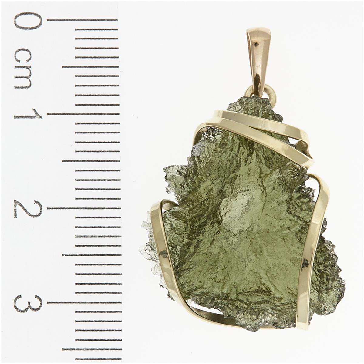 Golden pendant with a moldavite 9512