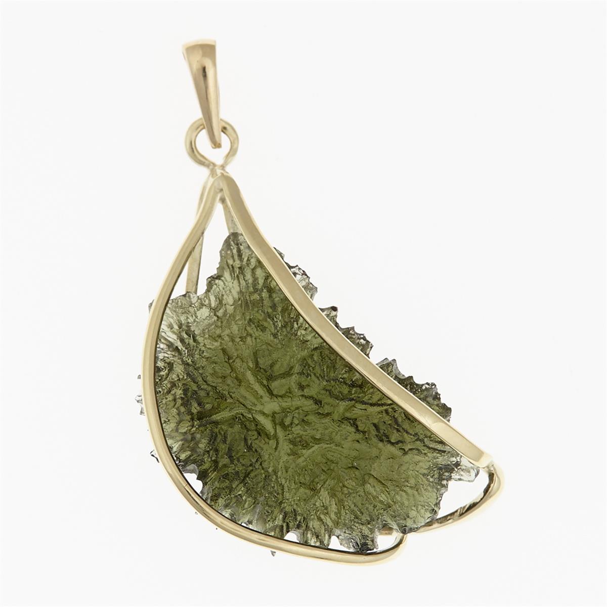 Pendente in moldavite grezza verde oliva a forma di mezzaluna montato in oro giallo