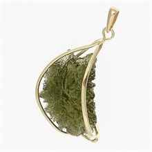 Golden pendant with a moldavite 9513