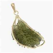 Golden pendant with a moldavite 9513