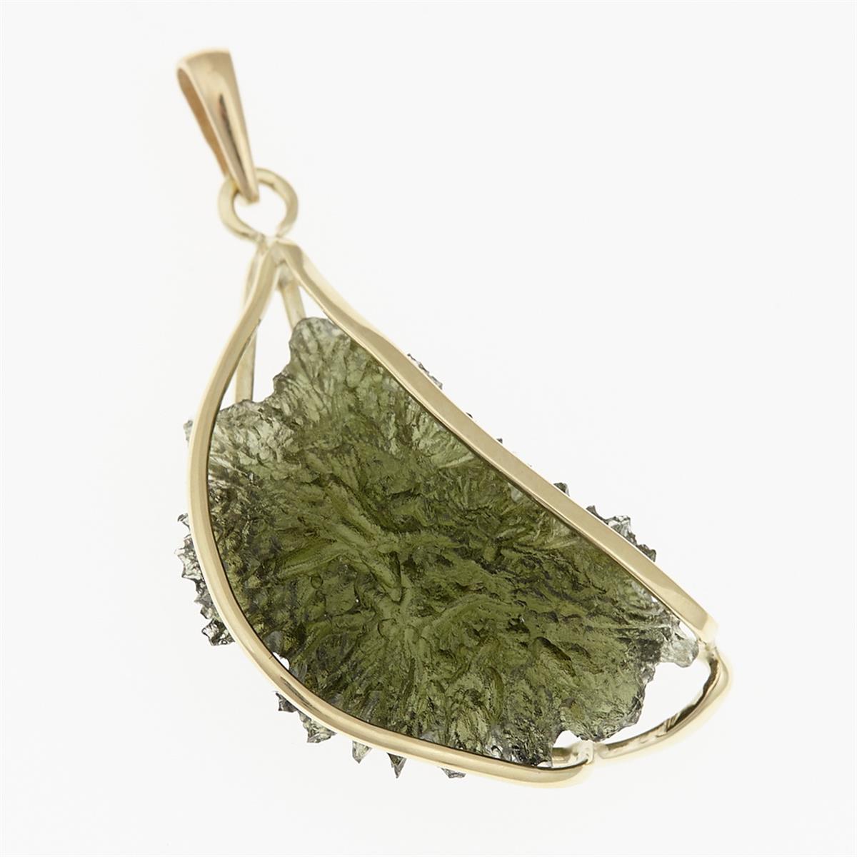 Golden pendant with a moldavite 9513